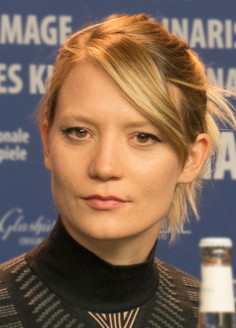 Mia Wasikowska, actrice et productrice exécutive du film Leviticus, dans le rôle de la mère de Naim
