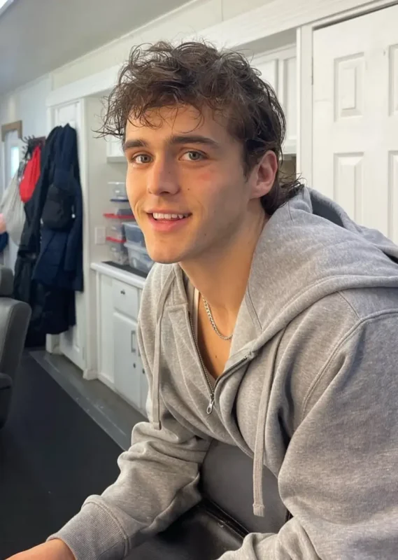 Charlie Gillespie, qui joue Troy Barrett dans Heated Rivalry saison 2
